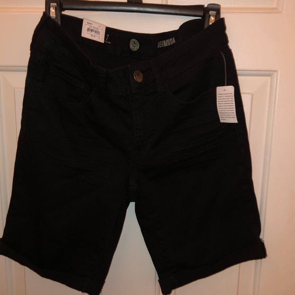 Size 7 black Bermuda shorts